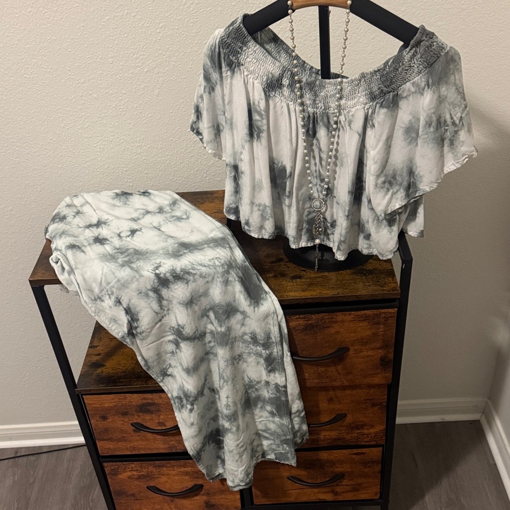 Kiwi & Punch Off-Shoulder Tie-Dye Top and bottom in olive green and white. M